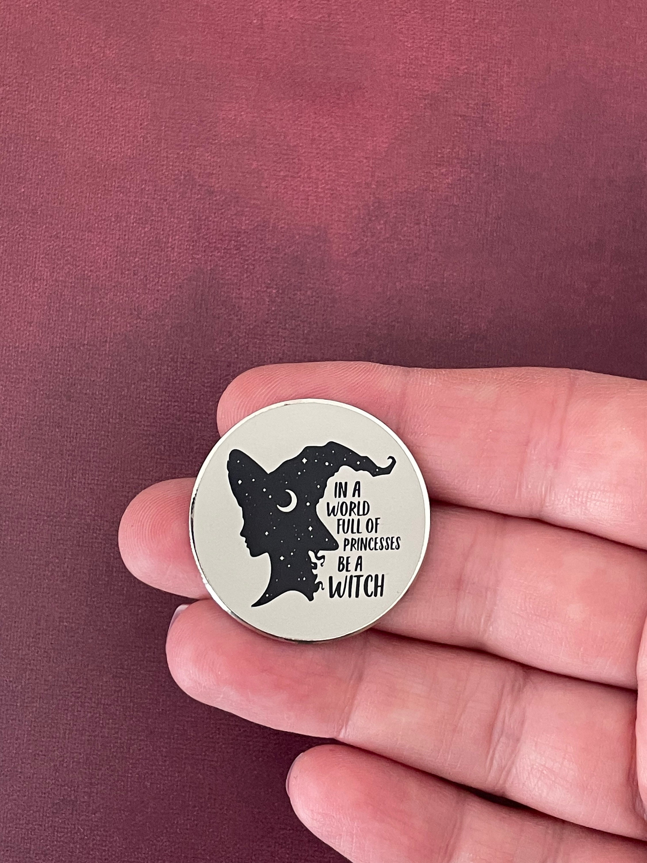 Pendle Witch Lancashire Enamel Lapel Pin Badge. PB6-1074 - Foto 4