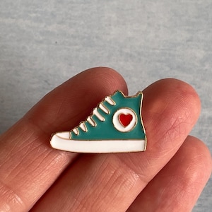 80er 90er Jahre Kind Vintage Throw Back Retro Anstecknadel Emaille Abzeichen Turnschuhe Turnschuhe converse High Top Geburtstagsgeschenk Geschenk Erinnerungen