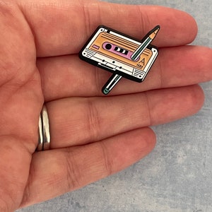 Spilla da bavero vintage retrò per bambini, anni '80 e '90, distintivo smaltato, mix di musicassetta, penna, matita, supporto per carica, carta, regalo per la scuola.