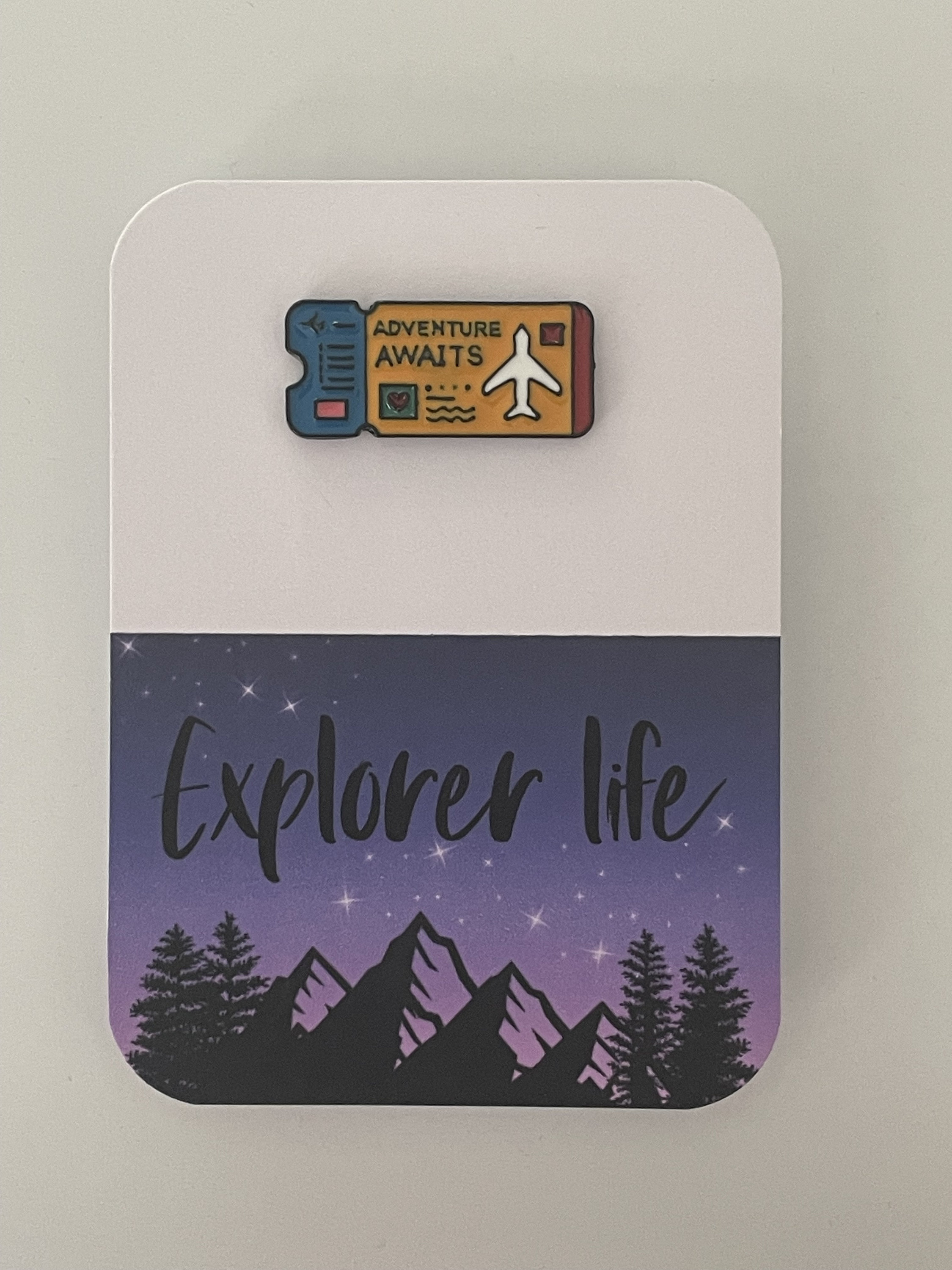 Adventure Awaits Flugzeug-Ticket Anstecker Aus Metall - Emaille Pin In Orange, Reise-Accessoire