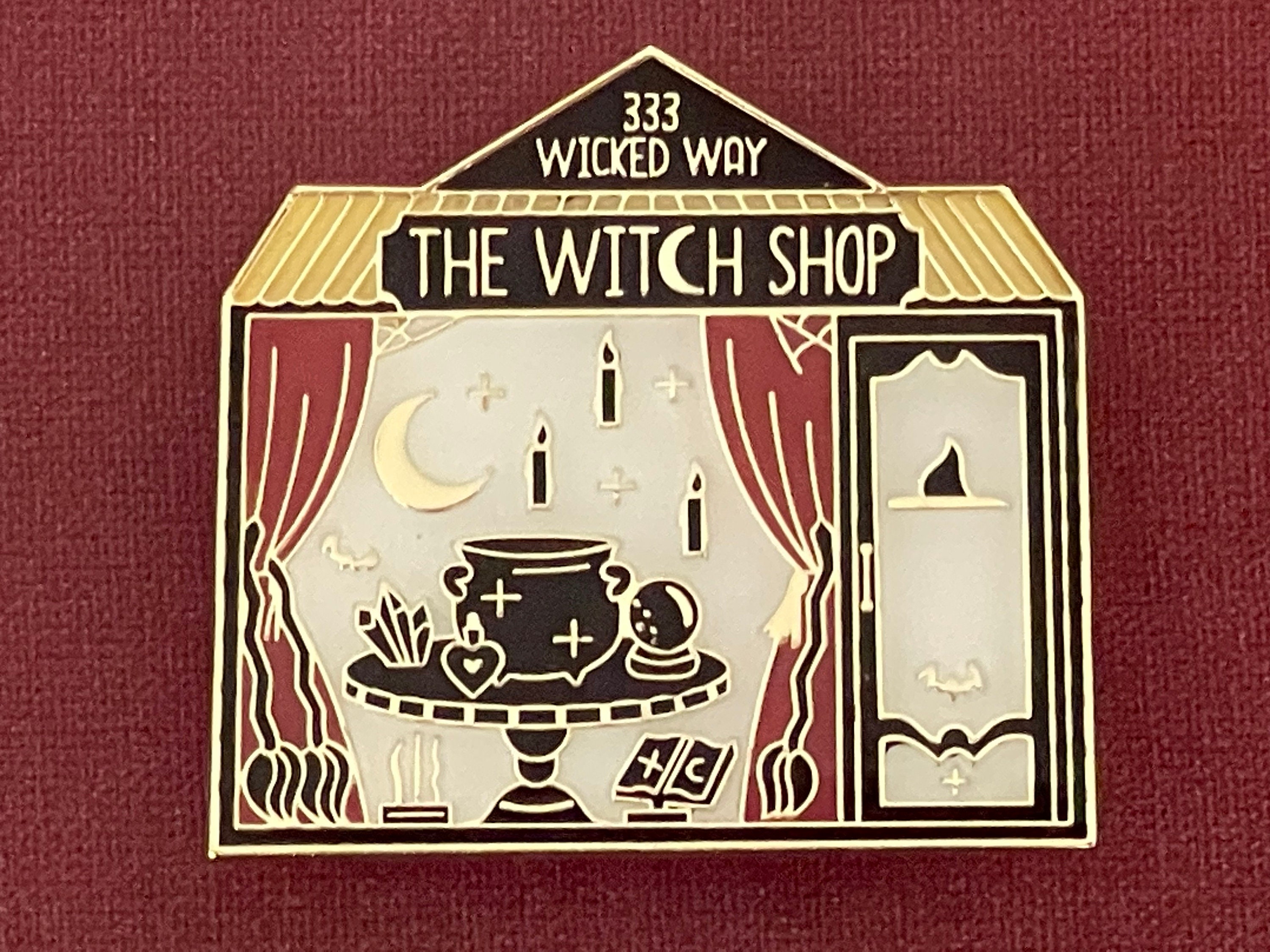 Pin de esmalte de Witch Shop: Insignia dorada 333 Wicked Way
