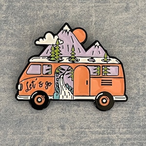 Pin de solapa esmaltado con forma de explorador, aventurero, caravana, cordillera, puesta de sol, río, regalo de cumpleaños, viajero, relleno de medias navideñas