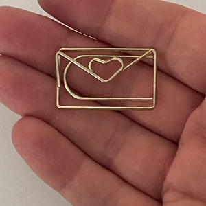 Lindos clips metálicos, cartas de amor, sobres, notas musicales, tono oro rosa brillante, papelería para el regreso a clases, regalo nostálgico.