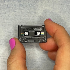 80er 90er Jahre Kind Vintage retro Anstecknadel Emaille Anstecknadel Anstecker Anstecknadel Kassette Musik Tonband Anstecknadel 40