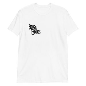 Może przedstawiać: Biała koszulka z czarnym napisem "Odds & Endings" w stylu vintage.