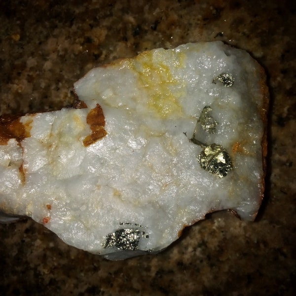 Belle tranche épaisse de calaverite de quartz de cristal ! argent et or de haute qualité autrement connu sous le nom de calaverite/palladium
