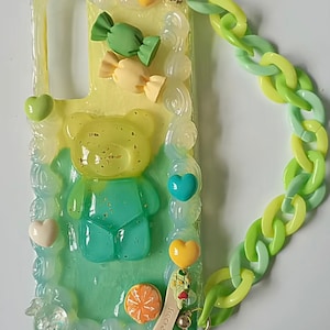 Mignon Clear Bear Handmade Phone Case avec chaîne pour toutes les marques, crystal gel frame, green and yellow Customized Case pour iPhone Samsung Android