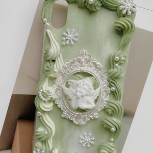 Pastell grüne Deko Handyhülle für alle Marken, Engel und Rahmen Handyhülle mit kleinem Dekor, Handgefertigte iPhone 14 Hülle, Samsung, Android