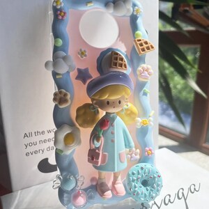 Hübsches Mädchen und Donut Decoden Handyhülle für alle Marken, geknotete cremefarbene Handyhülle mit Süßigkeiten Snacks, iPhone 14, Samsung, Android
