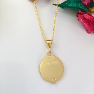K&ouml;nnte beinhalten: Eine goldene Halskette mit einem runden Anh&auml;nger, auf dem "Fortuna" und "925" auf der R&uuml;ckseite stehen.