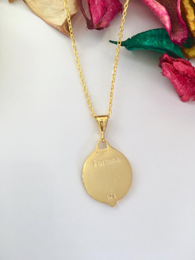 K&ouml;nnte beinhalten: Eine goldene Halskette mit einem runden Anh&auml;nger, auf dem "Fortuna" und "925" auf der R&uuml;ckseite stehen.