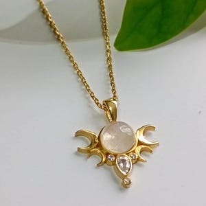 Naszyjnik z potrójnym księżycem z kamienia księżycowego - naszyjnik z Hekate - wisiorek z symbolem - naszyjnik z boginią - biżuteria gotycka - naszyjnik z amuletem - ręcznie robiony naszyjnik ze srebra 925
