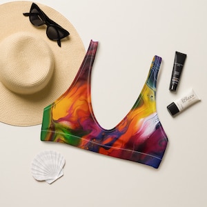 Top de bikini acolchado pintado con arcoíris