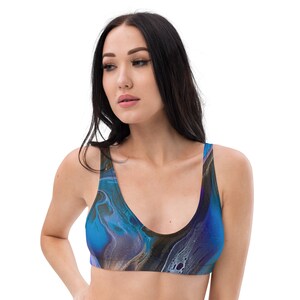 Top de bikini con relleno reciclado abstracto azul y morado