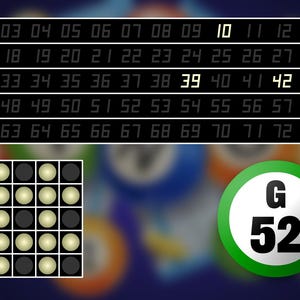 Pu&ograve; includere: Un'interfaccia di gioco del bingo con una tabella orizzontale nera con numeri da 1 a 75, numeri evidenziati 10, 39 e 42, una griglia 5x5 di cerchi chiari e scuri e una grande pallina verde e bianca che mostra la lettera G e il numero 52.