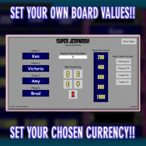 Pu&ograve; includere: Interfaccia di gioco digitale con il testo "SUPER JEOPARDY!". Offre opzioni per impostare i valori della tabella e la valuta. L'interfaccia include nomi di giocatori, simboli di valuta e valori di tabella preimpostati.