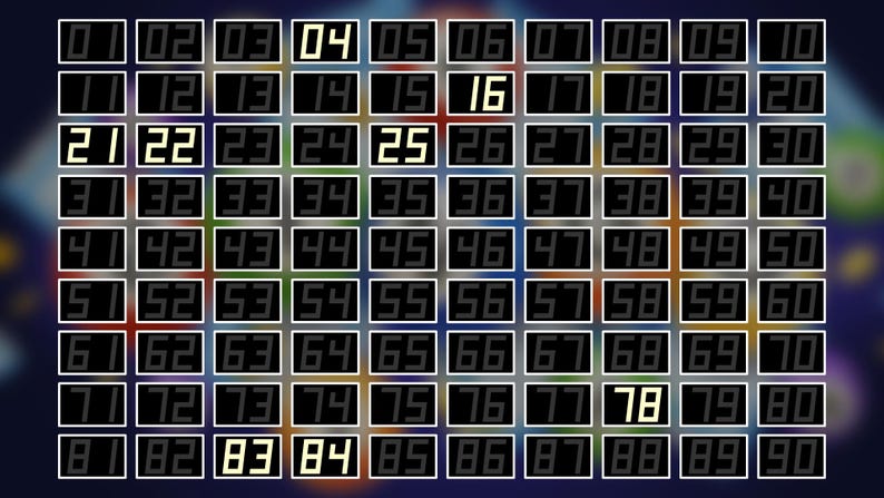 Pu&ograve; includere: Una griglia di novanta tessere rettangolari nere disposte in dieci righe e nove colonne, ciascuna contenente un numero bianco da 01 a 90. I numeri 04, 16, 21, 22, 25, 78, 83 e 84 sono evidenziati in bianco brillante, gli altri in grigio.