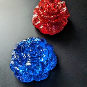 Immerwährende rote und blaue Rosenmagnete - teilweise transparente rote und blaue glitzernde harzförmige Rosenmagnet Blumen für Valentinsgrüße