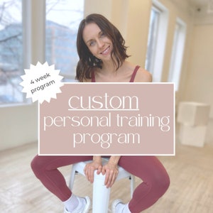 Könnte beinhalten: Eine Frau in einem roten Tanktop und roten Hosen sitzt auf einem weißen Hocker. Vor ihr befindet sich ein rosa Rechteck mit dem Text "individuelles Personal Training Programm". Im oberen linken Eck des Bildes befindet sich ein weißer Stern mit dem Text "4 Wochen Programm".