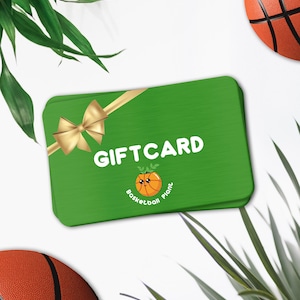 Könnte beinhalten: Eine grüne Geschenkkarte mit dem Wort "GIFT CARD" in Weiß, einer goldenen Schleife und einem Basketball-Pflanzen-Logo. Zwei Basketbälle und grüne Blätter im Hintergrund.