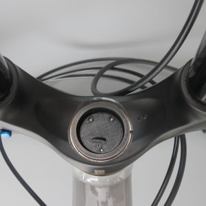 Soporte para horquilla AirTag con tornillos Soporte para bicicleta Apple AirTag Escondite de etiquetas de aire minimalista Soporte para bicicleta inactivo imagen 2