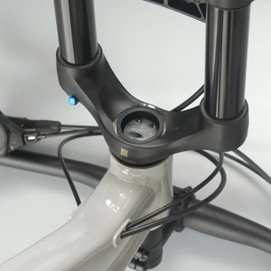 Soporte para horquilla AirTag con tornillos Soporte para bicicleta Apple AirTag Escondite de etiquetas de aire minimalista Soporte para bicicleta inactivo imagen 1