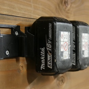 Battery holder for Makita batteries 14.4V and 18V | Wall mount