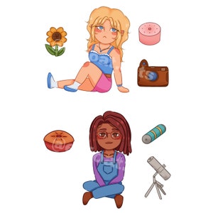 Op de afbeelding: Twee cartoonillustraties van zittende mensen. De persoon bovenaan is een blonde vrouw met blauwe ogen die een blauw-wit topje, een roze broekje en witte schoenen draagt. Ze zit met gekruiste benen. De persoon onderaan is een persoon met een bruine huidskleur met bruin haar die een paars shirt, een blauwe overall en bruine schoenen draagt. Ze zitten met gekruiste benen. Er zijn verschillende objecten om hen heen, waaronder een zonnebloem, een roze donut, een camera, een bruin gebakje, een blauwe buis en een telescoop.