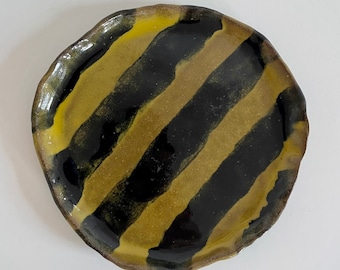 Petite assiette à dessert en céramique faite à la main en rayures noires et jaune moutarde