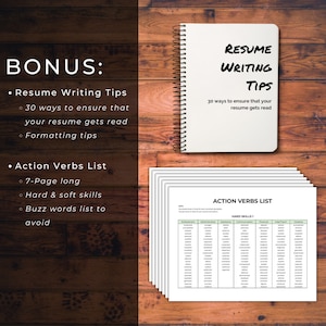 Może przedstawiać: Biały notes z tekstem "RESUME WRITING TIPS" i "30 ways to ensure that your resume gets read". Notes jest otwarty, aby ujawnić listę czasownik&oacute;w czynnych dla CV, z nagł&oacute;wkami "Umiejętności twarde" i "Umiejętności miękkie".