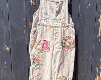 Overllas recicladas con parches florales vintage, querubines y palomas cosidos a mano. Talla mediana.