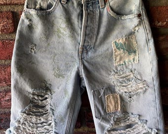 Pantalones cortos vaqueros reciclados con parches de tela floral vintage cosidos a mano. Talla 0. Cintura: 61 cm (24 pulgadas).