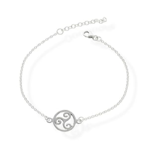 Könnte beinhalten: Ein silbernes Armband mit einem runden Anhänger mit einem keltischen Knotendesign.
