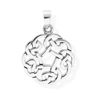 Könnte beinhalten: Silberner keltischer Knotenanhänger mit einem runden Design. Der Anhänger ist aufwendig verziert und hat eine glatte, polierte Oberfläche.
