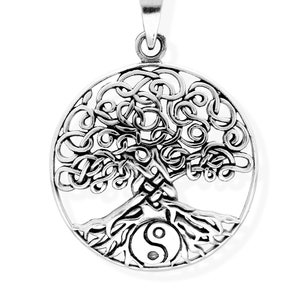 Puede incluir: Un colgante plateado con un diseño de árbol de la vida celta. El colgante circular presenta intrincados nudos que forman las ramas y raíces del árbol. Un símbolo del yin-yang está en la base. Tiene un lazo para una cadena.
