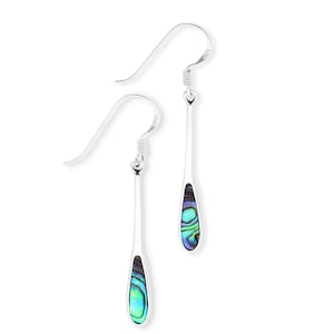 Op de afbeelding: Een paar zilveren oorhangers met een traanvormige inleg van abalone-schelp. De schelp heeft een blauw, groen en paars iriserend patroon.