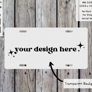 Peut inclure: Un modèle de plaque d'immatriculation blanche vide avec un fond transparent. La plaque a une bordure noire et deux petits cercles noirs en haut. Le texte "your design here" est en noir avec une police de caractères rétro et est centré sur la plaque. Il y a deux petites étoiles noires de chaque côté du texte.