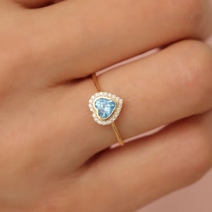 Anillo de oro macizo de 14 quilates con topacio azul y halo de diamantes auténticos (piedra de nacimiento de diciembre)