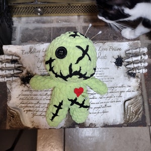Voodoo Puppe, gehäkelte Stoffpuppe, Horror Plüsch, Horror Geschenk, witchy Geschenk