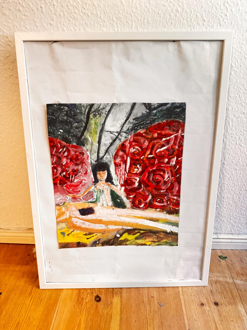 K&ouml;nnte beinhalten: Ein gerahmtes Gem&auml;lde einer Frau mit langen dunklen Haaren, die in einem Wald mit roten Rosen steht. Die Frau tr&auml;gt ein wei&szlig;es Kleid und einen gr&uuml;nen Schal. Die Rosen sind im Hintergrund und in einem realistischen Stil gemalt.