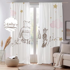 Può includere: Tende bianche con un design stravagante con personaggi dei cartoni animati, nuvole rosa e stelle dorate. Le tende hanno uno stile di illustrazione abbozzata e il nome "Emily" è stampato.