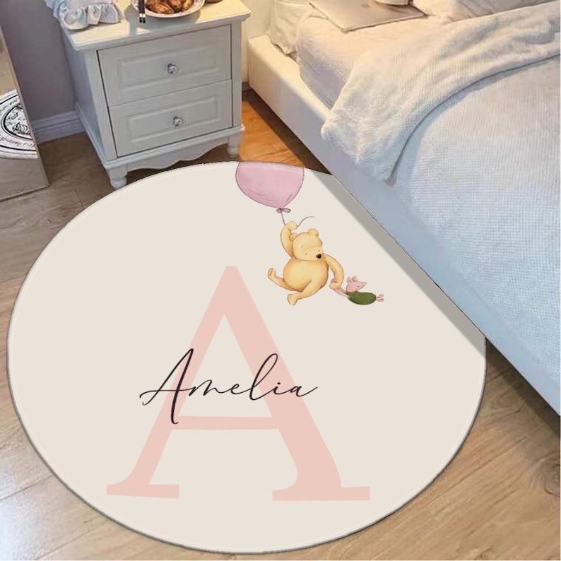 Personalizowany dywanik dziecięcy Kubuś Puchatek z imieniem dziecka Dywan z misiem Puchatkiem do pokoju dziecięcego Prezent na baby shower do pokoju dziecięcego zdjęcie 1