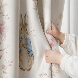 Tende per la cameretta di Peter Coniglio – Tende neutre per la cameretta dei bambini, pannelli per finestre ispirati a Beatrix Potter per decorare la cameretta o la sala giochi.