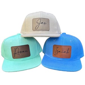 Gorra con parche de cuero personalizado con fuente cursiva, para niños pequeños, adultos y con cierre ajustable.