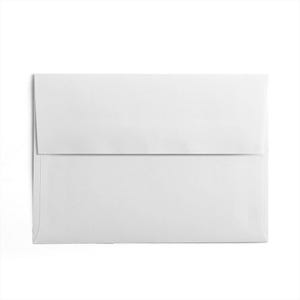 Puede incluir: Un sobre blanco con forma rectangular y una solapa plegada. El sobre de papel est&aacute; en blanco, sin marcas ni dise&ntilde;os visibles. El fondo es blanco liso.
