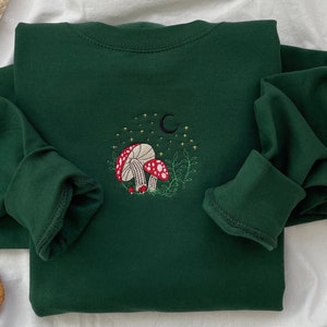 Mushroom Embroidered Sweatshirt Cottagecore Fashion Boho Sweatshirt Cozy Crewneck Nature Lover Gift Botanical Embroidery