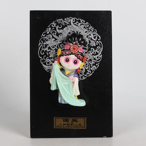 Hand-painted lacquer mask of Xi Shi statue