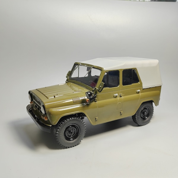 Die cast UAZ-469 Light Off-road Command Vehicle Alloy Plastic Model With a 1:18 Scale Toy Gift Collection Simulation Display