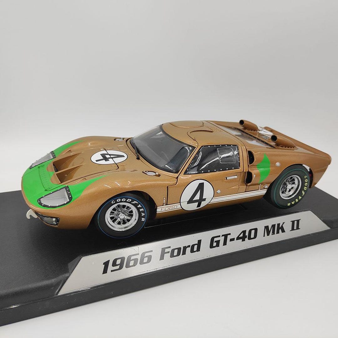 シェルビー 1/18 1966 フォード GT-40 No.4 合金製ミニカー ゴールド