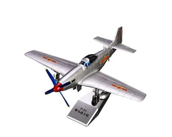 Könnte beinhalten: Ein silbernes P-51 Mustang Modellflugzeug mit roter Nasenkegel, blauen Propellerblättern und roten Sternabzeichen auf den Flügeln und dem Heck. Das Modell ist auf einem schwarzen Ständer montiert, auf dessen Vorderseite P-51 野马战斗机 steht.